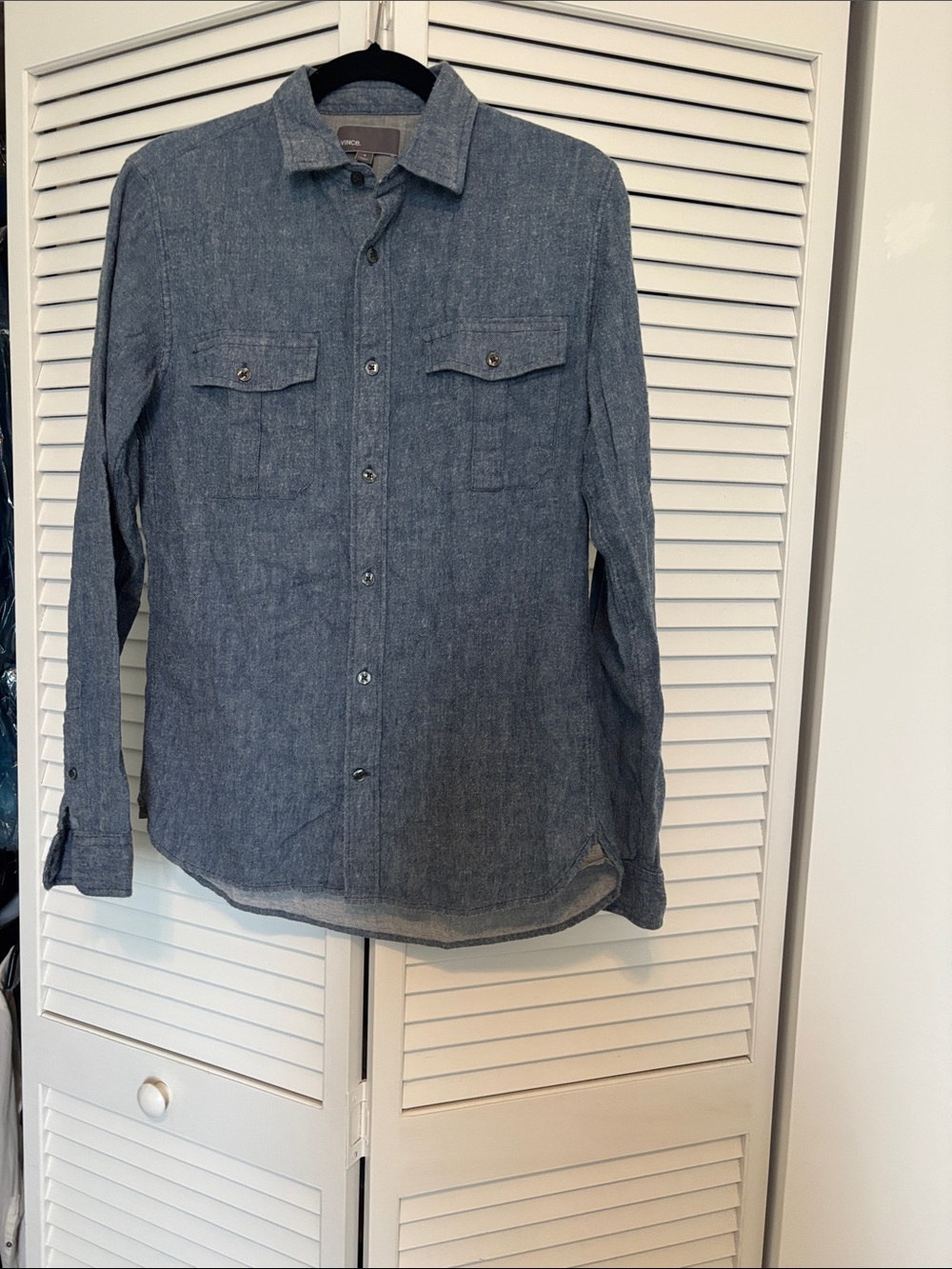 Vince Women’s Long-Sleeve Chambray Button-Up Shirt - Blue